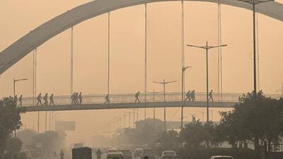Delhi’s air has been hazardous for weeks now. The AQI was 360 at 9pm on Friday. Delhi has so far this month recorded 16 days of “very poor” air, three days of “severe” air and two days of “poor” air. (Vipin Kumar/HT) Delhi’s air has been hazardous for weeks now. The AQI was 360 at 9pm on Friday. Delhi has so far this month recorded 16 days of “very poor” air, three days of “severe” air and two days of “poor” air. (Vipin Kumar/HT)