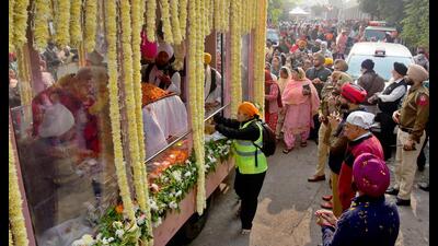 Devotees offering prayer during the nagar kirtan in Ludhiana on Friday. (Gurpreet Singh/HT) Devotees offering prayer during the nagar kirtan in Ludhiana on Friday. (Gurpreet Singh/HT)