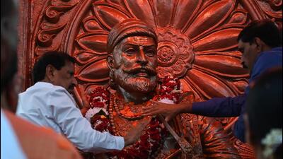 Ganesh Naik (left, in white shirt) inaugurated the statue on Friday. (Bachchan Kumar/ HT PHOTO) Ganesh Naik (left, in white shirt) inaugurated the statue on Friday. (Bachchan Kumar/ HT PHOTO)