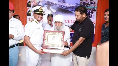 Last year, the Indian Navy celebrated his birthday at Karnal and the then Chief of Naval Staff Admiral R Hari Kumar joined on video conferencing to wish and salute him. (HT Photo)