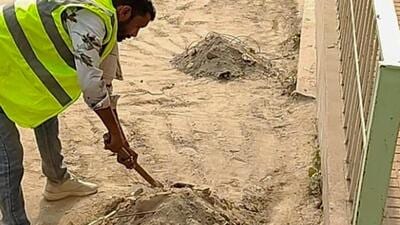 MCG worker cleaning the dust from the road to reduce pollution levels in the city in Gurugram. (HT Photos) MCG worker cleaning the dust from the road to reduce pollution levels in the city in Gurugram. (HT Photos)
