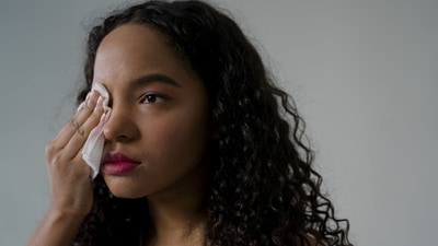 Tips on how to remove makeup efficiently (Pexels) Tips on how to remove makeup efficiently (Pexels)