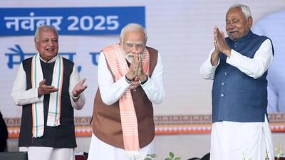 Prime Minister Narendra Modi with Bihar chief minister Nitish Kumar and Governor Arif Mohammad Khan in Patna on Thursday. (Santosh Kumar/ HT Photo) Prime Minister Narendra Modi with Bihar chief minister Nitish Kumar and Governor Arif Mohammad Khan in Patna on Thursday. (Santosh Kumar/ HT Photo)