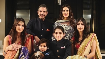 Sunjay Kapur pictured with wife Priya Kapur and kids Samaira, Kiaan, Safira and Azairus. (Photo: Instagram) Sunjay Kapur pictured with wife Priya Kapur and kids Samaira, Kiaan, Safira and Azairus. (Photo: Instagram)