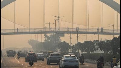 Smog engulfs the national highway near Burari early Friday. (Vipin Kumar/HT Photo) Smog engulfs the national highway near Burari early Friday. (Vipin Kumar/HT Photo)