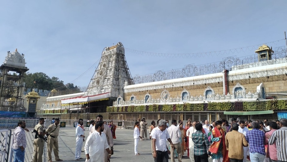 <p>ఇవాళ మధ్యాహ్నం 3 గంటలకు వర్చువల్ సేవలు, వాటి దర్శన స్లాట్లకు సంబంధించిన కోటా టికెట్లు అందుబాటులోకి వస్తాయి. ఈ మేరకు టీటీడీ ప్రకటన చేసింది.</p>