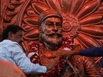 Ganesh Naik (left, in white shirt) inaugurated the statue on Friday. (Bachchan Kumar/ HT PHOTO) Ganesh Naik (left, in white shirt) inaugurated the statue on Friday. (Bachchan Kumar/ HT PHOTO)