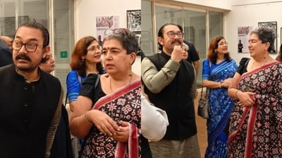Aamir Khan attends ex-wife Reena Datta's art exhibition. Aamir Khan attends ex-wife Reena Datta's art exhibition.