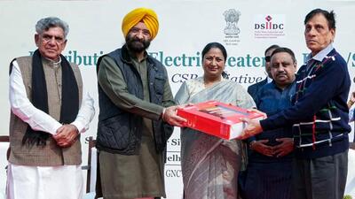 CM Rekha Gupta and minister Manjinder Singh Sirsa distributing the heaters to RWAs on Saturday. (X-Rekha Gupta)