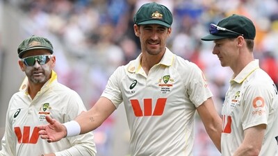Mitchell Starc with his team mates. (AFP)