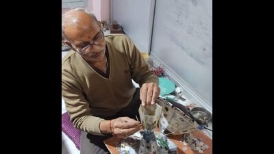 Master craftsman Dwarka Soni at work (HT Photo) Master craftsman Dwarka Soni at work (HT Photo)