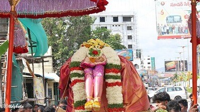 <p>తిరుచానూరు శ్రీ పద్మావతి అమ్మవారి కార్తీక బ్రహ్మోత్సవాలు వైభవంగా సాగుతున్నాయి. ఆరో రోజైన శనివారం సాయంత్రం గరుడసేవను పురస్కరించుకుని ఉదయం శ్రీవారి స్వర్ణపాదుకల ఊరేగింపు వైభవంగా జరిగింది. </p> <p>తిరుచానూరు శ్రీ పద్మావతి అమ్మవారి కార్తీక బ్రహ్మోత్సవాలు వైభవంగా సాగుతున్నాయి. ఆరో రోజైన శనివారం సాయంత్రం గరుడసేవను పురస్కరించుకుని ఉదయం శ్రీవారి స్వర్ణపాదుకల ఊరేగింపు వైభవంగా జరిగింది. </p>