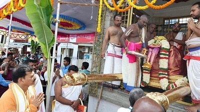 <p>గరుడసేవ రోజున తిరుమలలో స్వామివారు తనకు అత్యంత ప్రీతిపాత్రమైన గరుత్మంతునిపై విహరిస్తారు. అదే గరుడసేవ తిరుచానూరులో అమ్మవారికి జరుగుతున్నపుడు శ్రీవారు తనకు గుర్తుగా పాదుకలను పంపుతున్నాడని పురాణాలు చెబుతున్నాయి.</p> <p>గరుడసేవ రోజున తిరుమలలో స్వామివారు తనకు అత్యంత ప్రీతిపాత్రమైన గరుత్మంతునిపై విహరిస్తారు. అదే గరుడసేవ తిరుచానూరులో అమ్మవారికి జరుగుతున్నపుడు శ్రీవారు తనకు గుర్తుగా పాదుకలను పంపుతున్నాడని పురాణాలు చెబుతున్నాయి.</p>