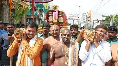 <p>23-11-2025వ తేదీన ఉదయం సూర్యప్రభ వాహనం, రాత్రి చంద్రప్రభ వాహన సేవ ఉంటుంది. ఇక 24-11-2025 వ తేదీన రథోత్సవం, రాత్రి అశ్వ వాహన సేవ నిర్వహిస్తారు. ఇక 25-11-2025వ తేదీన ఉదయం పంచమీతీర్థం, రాత్రి ధ్వజావరోహణం ఉంటుంది.</p> <p>23-11-2025వ తేదీన ఉదయం సూర్యప్రభ వాహనం, రాత్రి చంద్రప్రభ వాహన సేవ ఉంటుంది. ఇక 24-11-2025 వ తేదీన రథోత్సవం, రాత్రి అశ్వ వాహన సేవ నిర్వహిస్తారు. ఇక 25-11-2025వ తేదీన ఉదయం పంచమీతీర్థం, రాత్రి ధ్వజావరోహణం ఉంటుంది.</p>