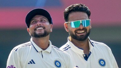 <p>సఫారీతో రెండో టెస్టు ఫస్ట్ రోజు ఆటలో భారత బౌలర్లలో కుల్ దీప్ యాదవ్ 3 వికెట్లతో సత్తాచాటాడు. బుమ్రా, సిరాజ్, రవీంద్ర జడేజా చెరో వికెట్ తీసుకున్నారు.</p> (PTI)