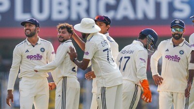 <p>ఫస్ట్ డే ఆటలో పంత్ కెప్టెన్సీపై విమర్శలు వస్తున్నాయి. ముఖ్యంగా ఫీల్డింగ్ ప్లేస్ మెంట్స్ పై మాజీ ఆటగాళ్లు అనిల్ కుంబ్లే, ఆకాశ్ చోప్రా పంత్ పై విమర్శలు గుప్పించారు. పంత్ కు ప్లాన్ లేనట్లు ఉందని అన్నారు. ఆధునిక టెస్టు కెప్టెన్సీ గురించి పంత్ తెలుసుకోవాలని చురకలు అంటించారు. </p> (PTI)