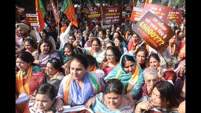 Punjab BJP’s Mahila Morcha state president Jai Inder Kaur along with other members protesting, in Chandigarh. (Sanjeev Sharma/HT) Punjab BJP’s Mahila Morcha state president Jai Inder Kaur along with other members protesting, in Chandigarh. (Sanjeev Sharma/HT)