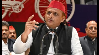Samajwadi Party president Akhilesh Yadav addressing media persons in Lucknow on Saturday. (HT Photo)