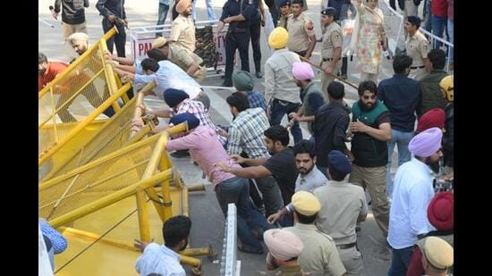 Protesters storming Panjab University through Gate No. 1 on November 10. (Keshav Singh/HT)