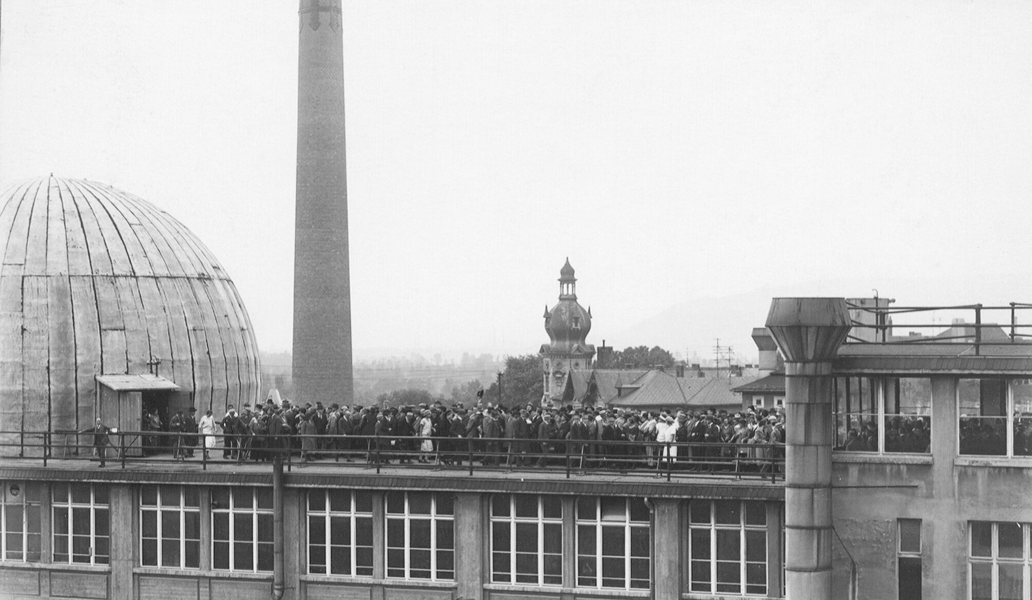 Visitors at the Zeiss dome in Jena. (Zeiss archives) Visitors at the Zeiss dome in Jena. (Zeiss archives)
