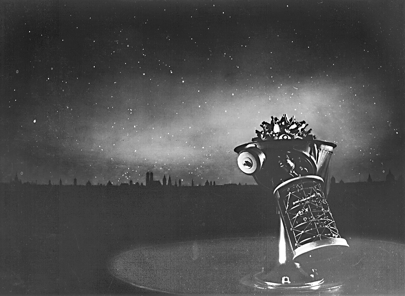 The first planetarium projector model, the Zeiss Mark I, beams images of the night sky. (Zeiss Archives) The first planetarium projector model, the Zeiss Mark I, beams images of the night sky. (Zeiss Archives)