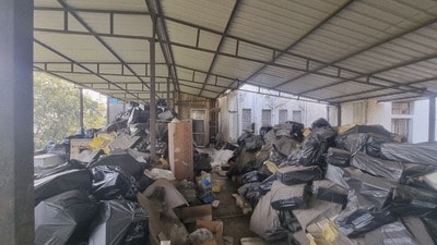 However, the improper handling and storage of contaminated containers poses a direct threat not only to laboratory employees but also to people working in other facilities housed in the same building. (HT) However, the improper handling and storage of contaminated containers poses a direct threat not only to laboratory employees but also to people working in other facilities housed in the same building. (HT)
