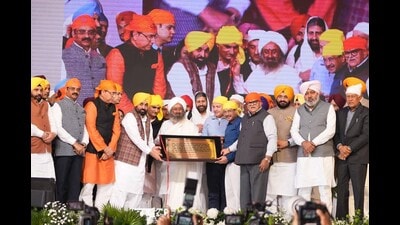 Punjab CM Bhagwant Mann, Sri Sri Ravi Shankar, AAP supremo Arvind Kejriwal, governor Gulab Chand Kataria and state ministers during Sarv Dharam Samelan in Anandpur Sahib on Sunday. (HT) Punjab CM Bhagwant Mann, Sri Sri Ravi Shankar, AAP supremo Arvind Kejriwal, governor Gulab Chand Kataria and state ministers during Sarv Dharam Samelan in Anandpur Sahib on Sunday. (HT)