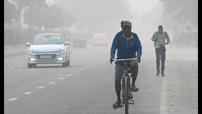 The level of air pollution in Delhi continues to be in the very poor category (HT photo) The level of air pollution in Delhi continues to be in the very poor category (HT photo)