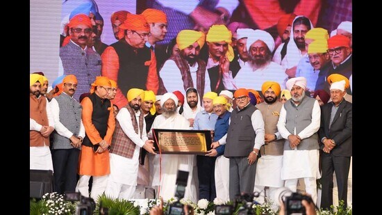 Punjab CM Bhagwant Mann, Sri Sri Ravi Shankar, AAP supremo Arvind Kejriwal, governor Gulab Chand Kataria and state ministers during Sarv Dharam Samelan in Anandpur Sahib on Sunday. (HT)
