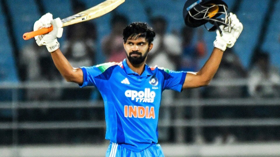 <p>రెండేళ్ల తర్వాత రుతురాజ్ గైక్వాడ్ తిరిగి భారత వన్డే టీమ్ లోకి వచ్చాడు. దేశవాళీ, ఇండియా-ఎ టీమ్ తరపున అదరగొట్టిన అతను తిరిగి ప్లేస్ పట్టేశాడు. అక్షర్ ప్లేస్ లో జడ్డూ ఎంపికయ్యాడు. </p>(PTI)