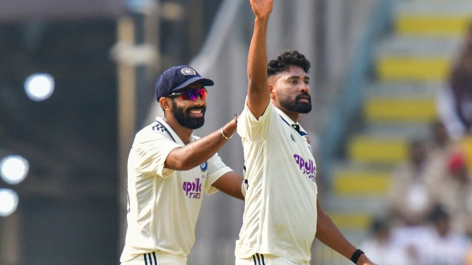 <p>వరుసగా టెస్టులు ఆడుతున్న బుమ్రాతో పాటు సిరాజ్ కు సౌతాఫ్రికా వన్డే సిరీస్ కు రెస్ట్ ఇచ్చారు. ఈ ఇద్దరు పేసర్లను సెలక్ట్ చేయలేదు. మరోవైపు పంత్ తిరిగి టీమ్ లోకి వచ్చాడు. </p>(PTI)