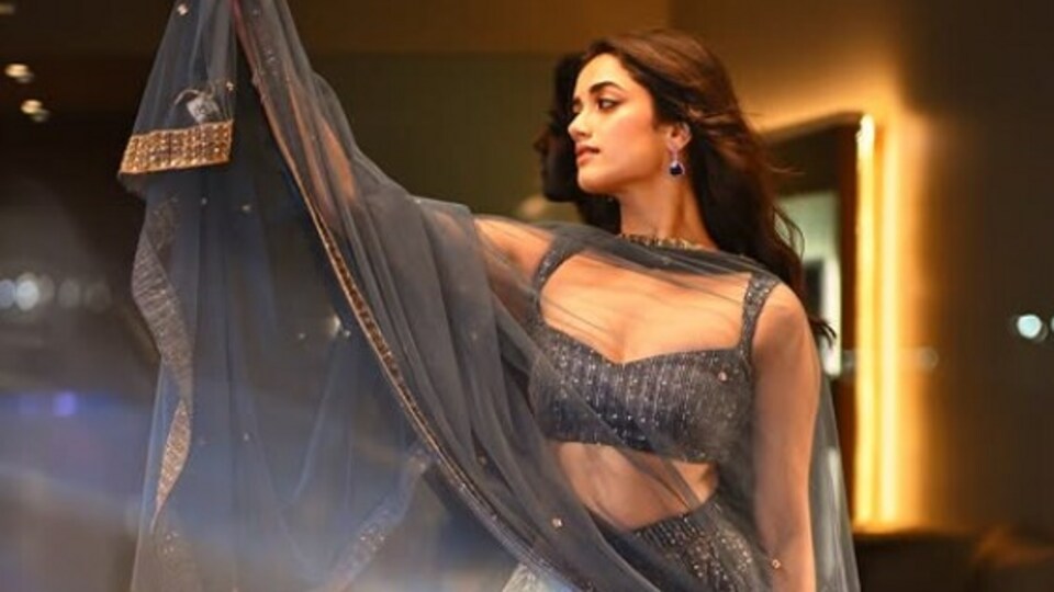 <p>మహేష్ బాబు.పి డైరెక్షన్ తో తెరకెక్కిన ఆంధ్ర కింగ్ తాలూకా మూవీలో ఉపేంద్ర కీ రోల్ ప్లే చేస్తున్నారు. ఇప్పటికే ఈ మూవీ నుంచి రిలీజైన పాటలు, ట్రైలర్ హైప్ పెంచేశాయి. </p>(instagram-Bhagyashri Borse)