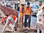 M G Road resident Shafi Shaikh, who has witnessed the situation deteriorate over two decades, said that the sudden restoration work has brought visible relief to locals. (HT)