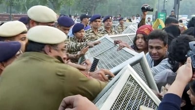 Police personnel restrain people who stage a protest against rising air pollution at India Gate, in New Delhi on Sunday. (ANI) Police personnel restrain people who stage a protest against rising air pollution at India Gate, in New Delhi on Sunday. (ANI)
