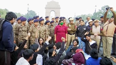 Police personnel stand on guard as people stage a protest against rising air pollution at India Gate, in New Delhi on Sunday. (ANI Video Grab) Police personnel stand on guard as people stage a protest against rising air pollution at India Gate, in New Delhi on Sunday. (ANI Video Grab)