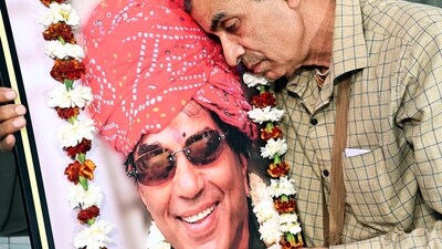 A fan mourns the loss of late veteran actor Dharmendra, who passed away at 89, in Bikaner on Monday. (ANI) A fan mourns the loss of late veteran actor Dharmendra, who passed away at 89, in Bikaner on Monday. (ANI)
