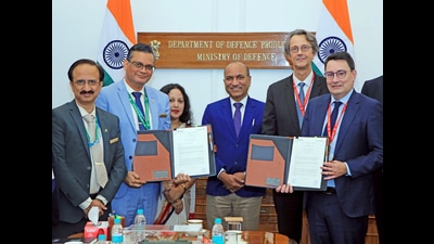 BEL chief Manoj Jain and SED executive vice president Alexandre Ziegler signed the JVCA in the presence of secretary (defence production) Sanjeev Kumar and Safran CEO Olivier Andries in Delhi. (PIB Photo Gallery)