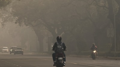 Thick smog engulfed the capital city in the early hours on Monday as air quality remained 'very poor'. (Vipin Kumar/HT Photos) Thick smog engulfed the capital city in the early hours on Monday as air quality remained 'very poor'. (Vipin Kumar/HT Photos)