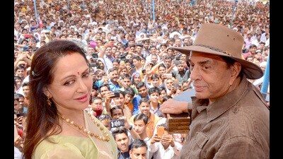 Dharmendra addresses a public meeting during the 2019 Lok Sabha election campaign for his wife, Hema Malini, in Mathura. (HT File)