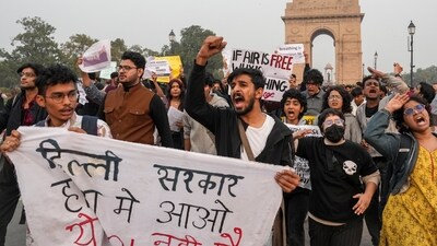 Sunday's protest saw protesters, mostly young people, raising loud slogans over the rising levels of air pollution in the capital. (PTI) Sunday's protest saw protesters, mostly young people, raising loud slogans over the rising levels of air pollution in the capital. (PTI)