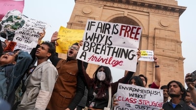 People were seen raisng slogans and posters condemning the depleting air quality levels in Delhi and NCR areas in front of India Gate (PTI) People were seen raisng slogans and posters condemning the depleting air quality levels in Delhi and NCR areas in front of India Gate (PTI)