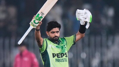 <p>జింబాబ్వేపై 74 పరుగుల అద్భుతమైన ఇన్నింగ్స్‌తో పాకిస్థాన్‌ను ఫైనల్‌కు చేర్చడంలో కీలక పాత్ర పోషించాడు బాబర్. టీ20 ఇంటర్నేషనల్‌లో బాబర్ కు ఇది 38వ అర్ధసెంచరీ. దీంతో అతను విరాట్ కోహ్లీ ప్రపంచ రికార్డ్‌ను సమం చేశాడు.</p> (AP)