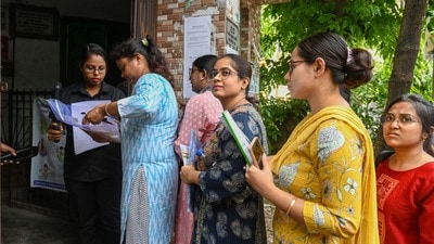 স্কুল সার্ভিস কমিশনের (এসএসসি) একাদশ-দ্বাদশ শ্রেণিতে নিয়োগের ক্ষেত্রে শূন্যপদ কমে গেল। (ছবিটি প্রতীকী, সৌজন্যে সমীর জানা/হিন্দুস্তান টাইমস) স্কুল সার্ভিস কমিশনের (এসএসসি) একাদশ-দ্বাদশ শ্রেণিতে নিয়োগের ক্ষেত্রে শূন্যপদ কমে গেল। (ছবিটি প্রতীকী, সৌজন্যে সমীর জানা/হিন্দুস্তান টাইমস)