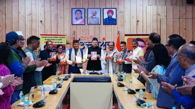 Uttarakhand Chief Minister Pushkar Singh Dhami, along with former chief ministers and other dignitaries, holds copies of senior journalist Jai Singh Rawat’s book “Uttarakhand Rajya ka Naveen Rajnitik Itihaas” during its release in Dehradun. Uttarakhand Chief Minister Pushkar Singh Dhami, along with former chief ministers and other dignitaries, holds copies of senior journalist Jai Singh Rawat’s book “Uttarakhand Rajya ka Naveen Rajnitik Itihaas” during its release in Dehradun.