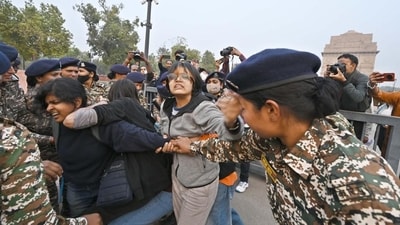 The protest at India Gate over rising air pollution levels turned tense on Sunday after some demonstrators allegedly used chilli spray on police personnel. (Sanjeev Verma/ Hindustan Times) The protest at India Gate over rising air pollution levels turned tense on Sunday after some demonstrators allegedly used chilli spray on police personnel. (Sanjeev Verma/ Hindustan Times)