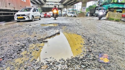 Thane, India - September -16, 2025::pothole at Bhaynder pada ,Potholes on Ghodbunder Road and the poor condition of the road led to a protest by residents of Ghodbunder ,in Thane ,in Mumbai, India, on, Tuesday, September -16, 2025. ( Praful Gangurde / HT Photo ) Thane, India - September -16, 2025::pothole at Bhaynder pada ,Potholes on Ghodbunder Road and the poor condition of the road led to a protest by residents of Ghodbunder ,in Thane ,in Mumbai, India, on, Tuesday, September -16, 2025. ( Praful Gangurde / HT Photo )