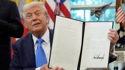 U.S. President Donald Trump displays a signed executive order on gold card visa in the Oval Office at the White House in Washington, D.C., U.S., September 19, 2025. REUTERS/Ken Cedeno     TPX IMAGES OF THE DAY (REUTERS)