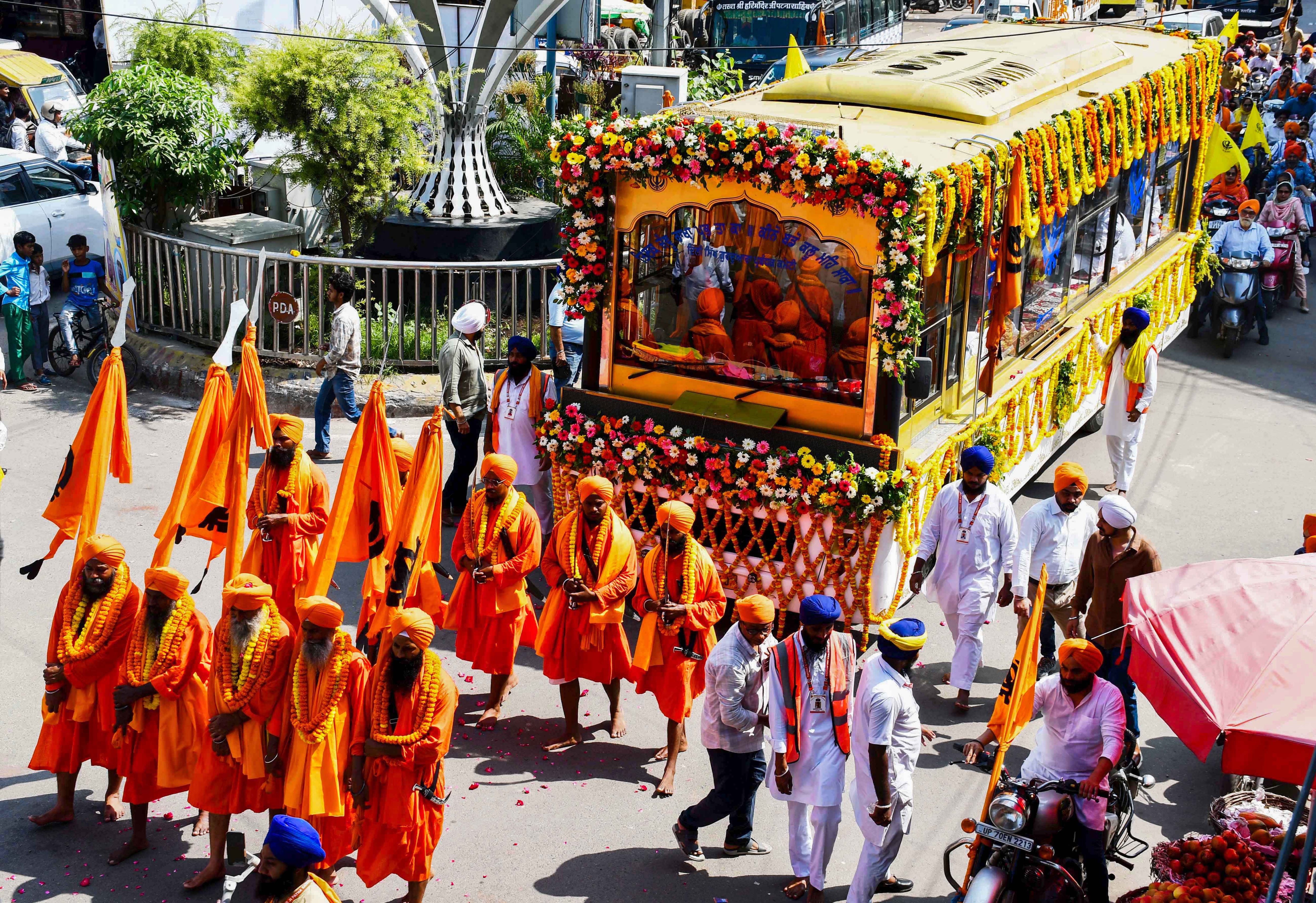 Prayagraj, Oct 08 (ANI): Devotees take part in "Jagriti Yatra" from Patna to Anandpur Sahib, Punjab, to mark the 350th martyrdom day of Guru Tegh Bahadur, in Prayagraj on Wednesday. (ANI Photo) (Nitin Sharma) Prayagraj, Oct 08 (ANI): Devotees take part in "Jagriti Yatra" from Patna to Anandpur Sahib, Punjab, to mark the 350th martyrdom day of Guru Tegh Bahadur, in Prayagraj on Wednesday. (ANI Photo) (Nitin Sharma)