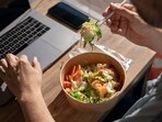 Anupama shared that the key is to try to eat at least two hours before going to bed, and for very late meals, consume a balanced dinner earlier in the day and a lighter meal, such as soup or a salad, before sleep. (Freepik)