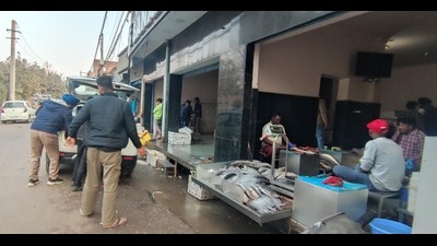 A view of ‘Machhi Mandi’ (fish market) near Hall Gate in walled city in Amritsar on Tuesday. (Sameer Sehgal/Hindustan Times) A view of ‘Machhi Mandi’ (fish market) near Hall Gate in walled city in Amritsar on Tuesday. (Sameer Sehgal/Hindustan Times)
